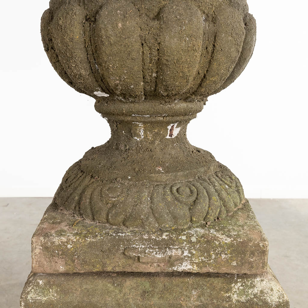 Een paar grote urnes met een deksel, staande op een pedestal, beton, 20ste eeuw. (D:50 x W:67 x H:173 cm)