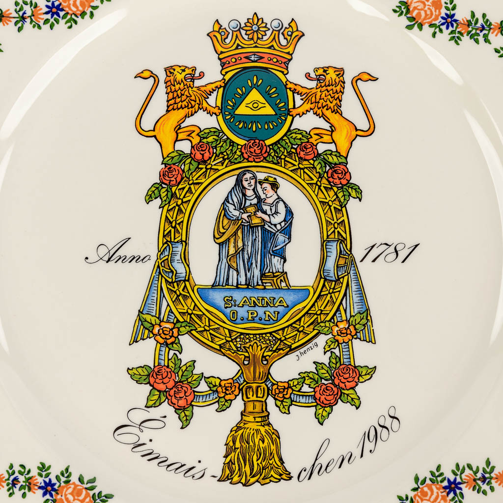 Villeroy and Boch, a pair of plates and a cache pot. 20th century. (H: 18 x D: 20 cm)
