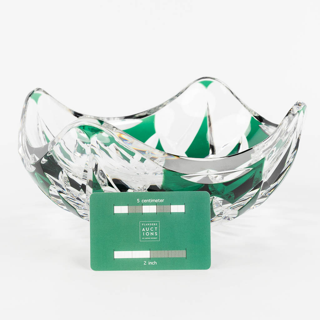 Val Saint Lambert, A large bowl, green cut crystal. (H: 11 x D: 25,5 cm)