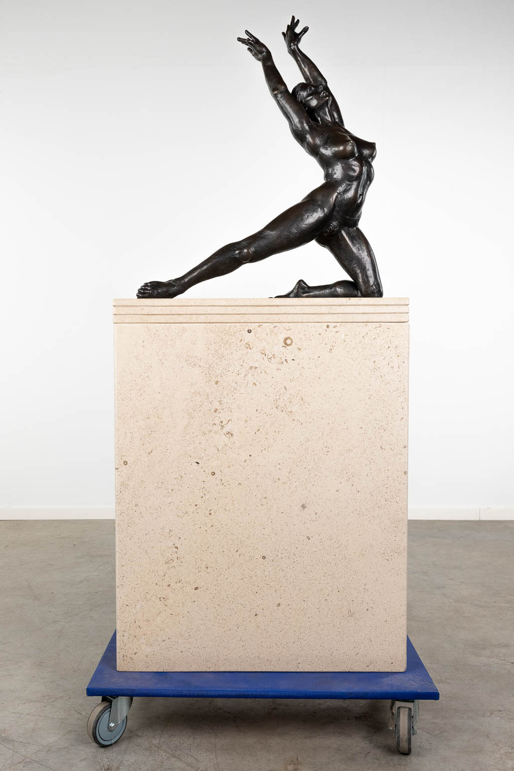 Irénée DURIEZ (1950) 'Femme' gepatineerd brons op een travertin sokkel. (D:20 x W:62 x H:73 cm)