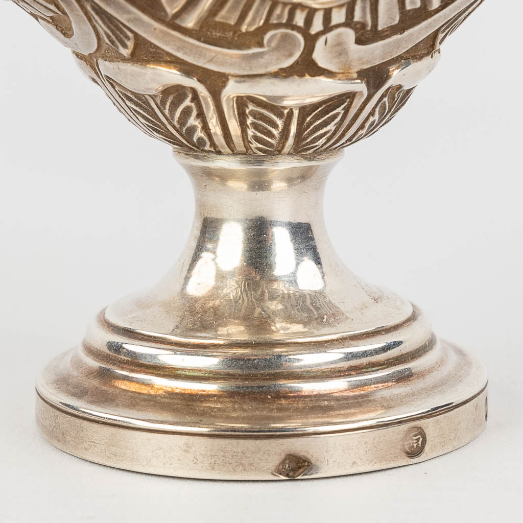 Een wijwatervat gemaakt uit massief zilver. Frankrijk, 19de eeuw. 