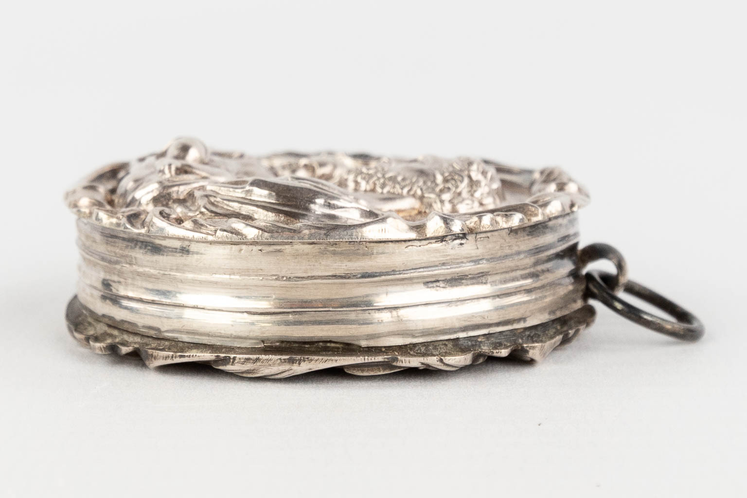 A set of 5 relics in a silver theca, with a repousse image of Joseph and Jesus. 19th century. (W: 4 x H: 4,5 cm)