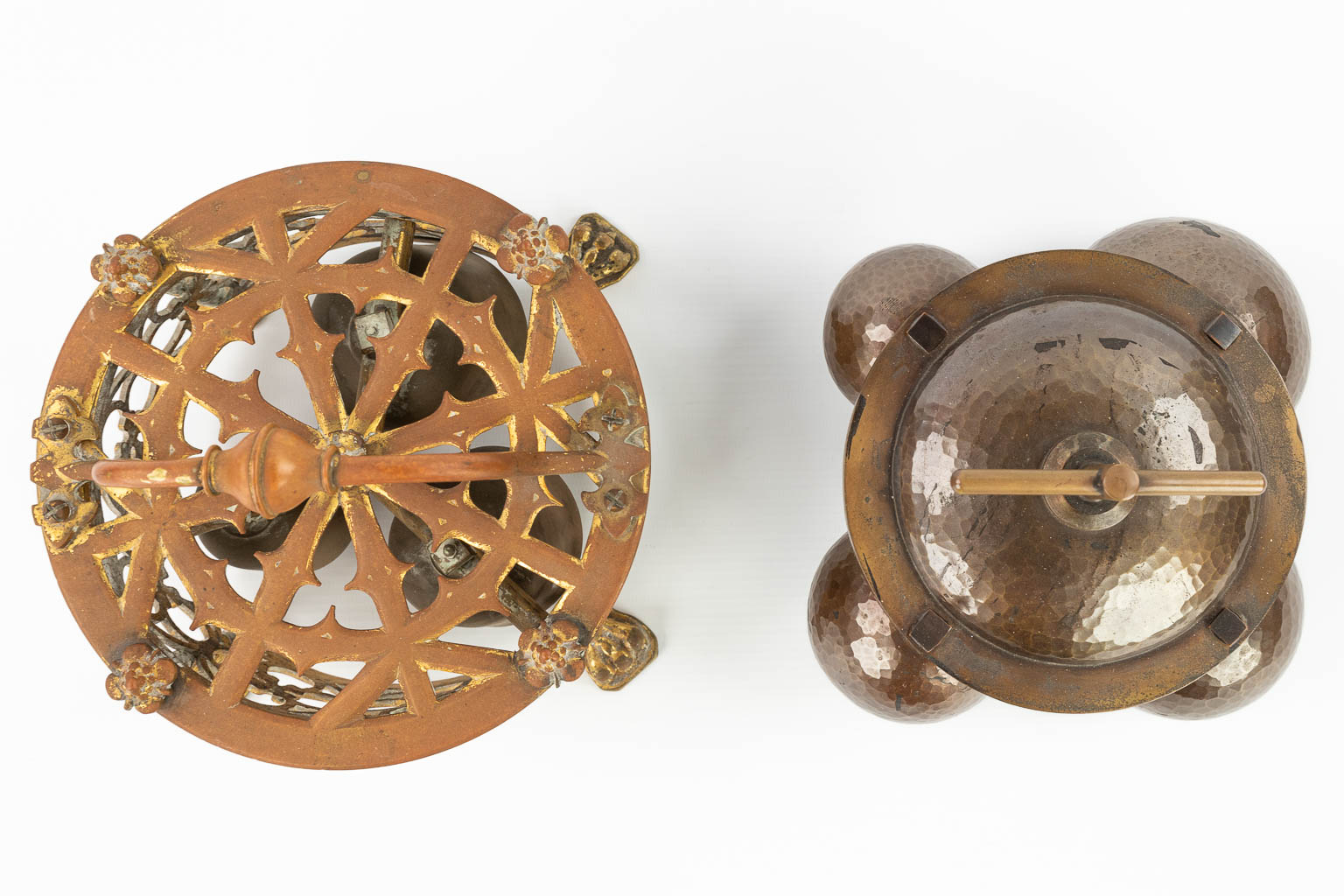 Een samengestelde collectie van 5 altaarschellen, gemaakt uit verschillende soorten metaal. (H:15cm)