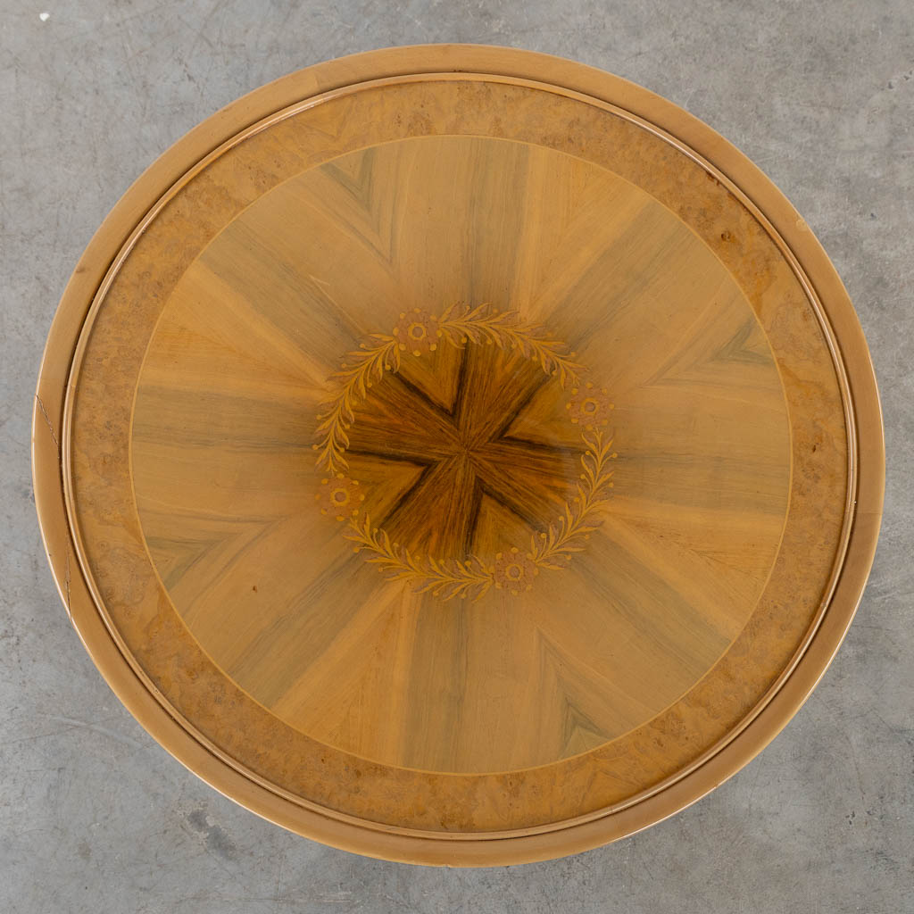 Colombo Mobili, een ronde bijzettafel in Empire stijl. 20ste eeuw. (H:68 x D:62 cm)