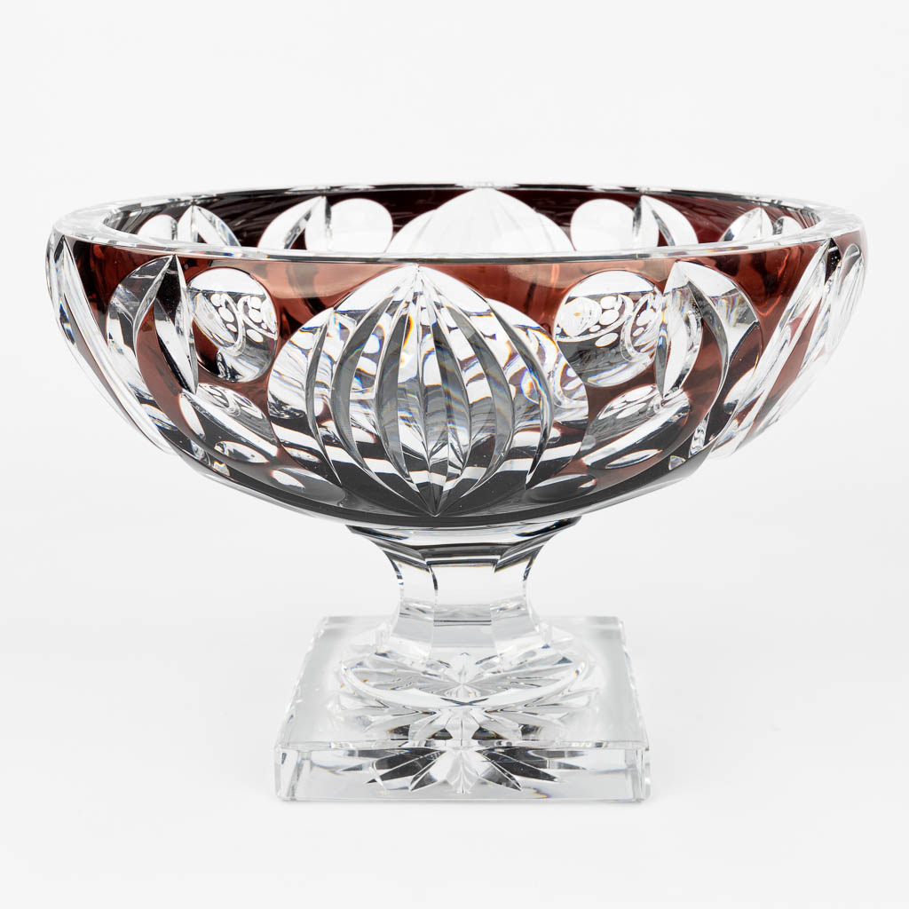 Een collectie van 2 vazen gemaakt uit geslepen kristal en gemerkt Val Saint Lambert (H:21,5cm)