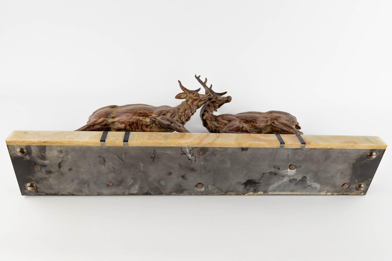 Deer and dogs, two spelter figurines mounted on marble. Art Deco. (D:12,5 x W:66 x H:42 cm)