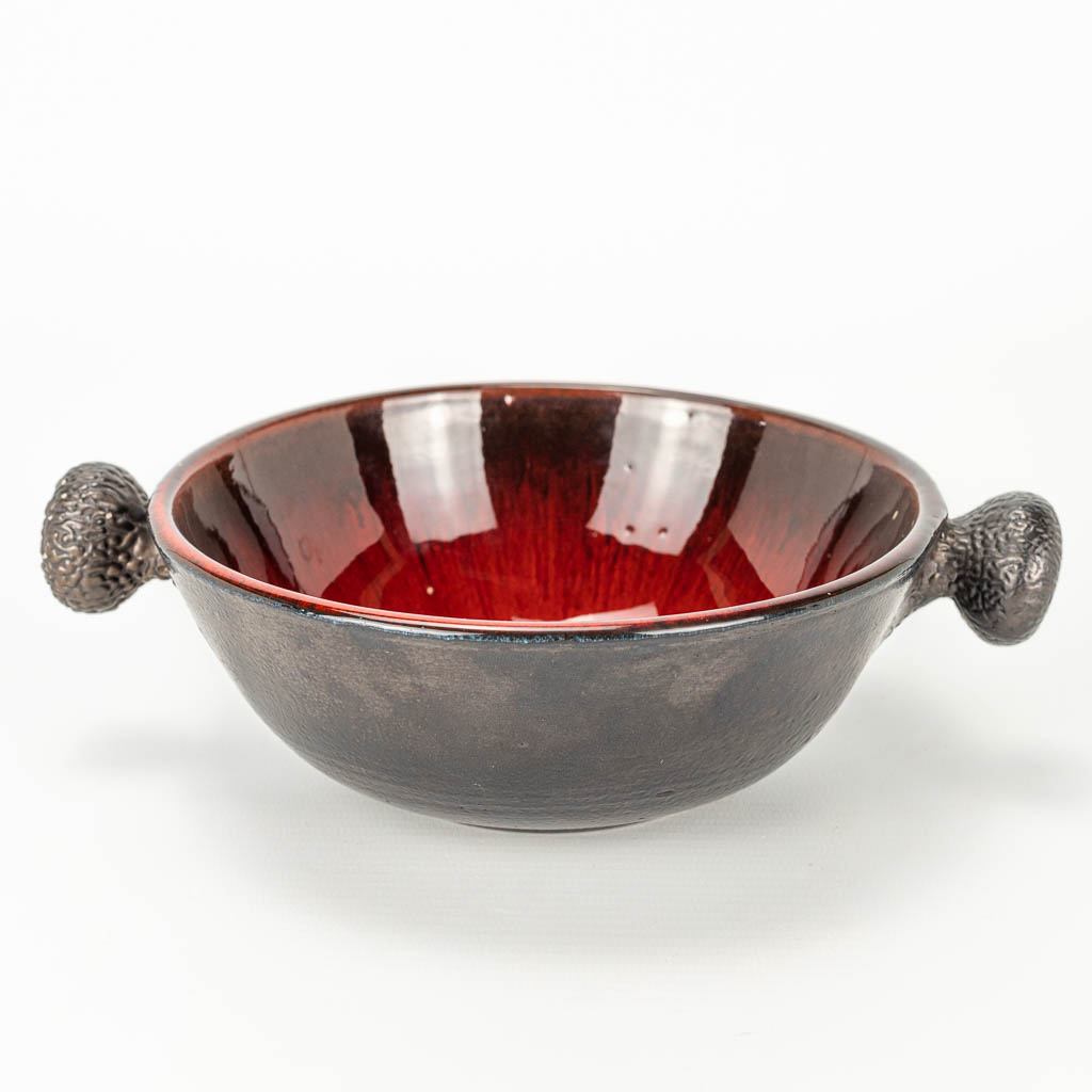 Elisabeth VANDEWEGHE (XX-XXI) A bowl with handles and red glaze, marked Perignem.