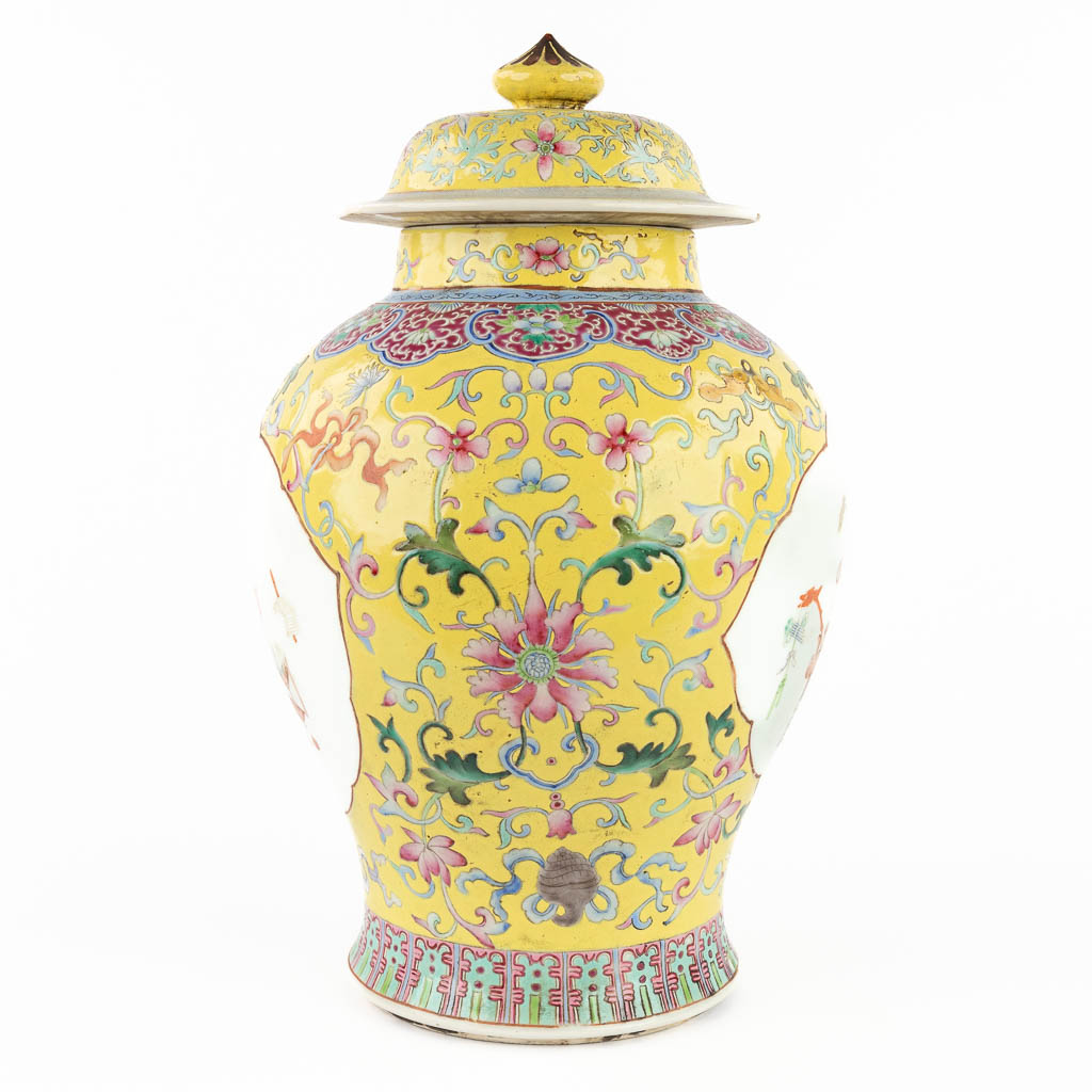 A large Chinese vase with lid, Famille Rose, decor of antiquities. 19th/20th C. (W:24 x H:41 cm)