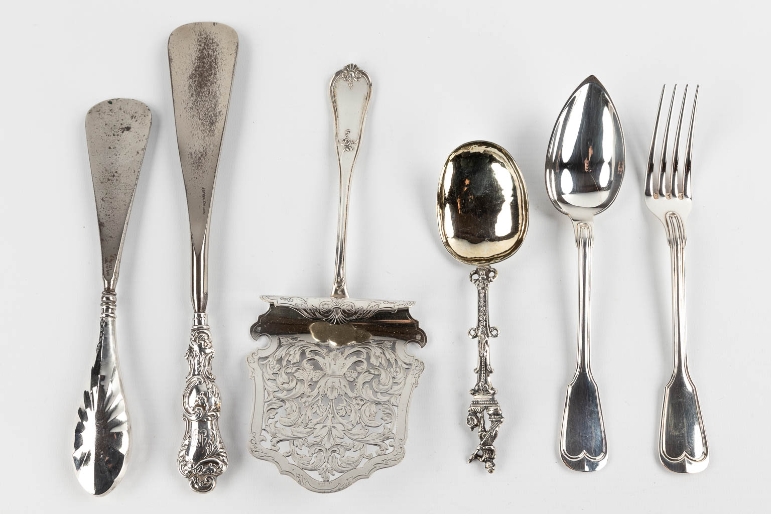 A large collection of table accessories and utensils, silver. (D:20,5 x W:30 x H:4 cm)