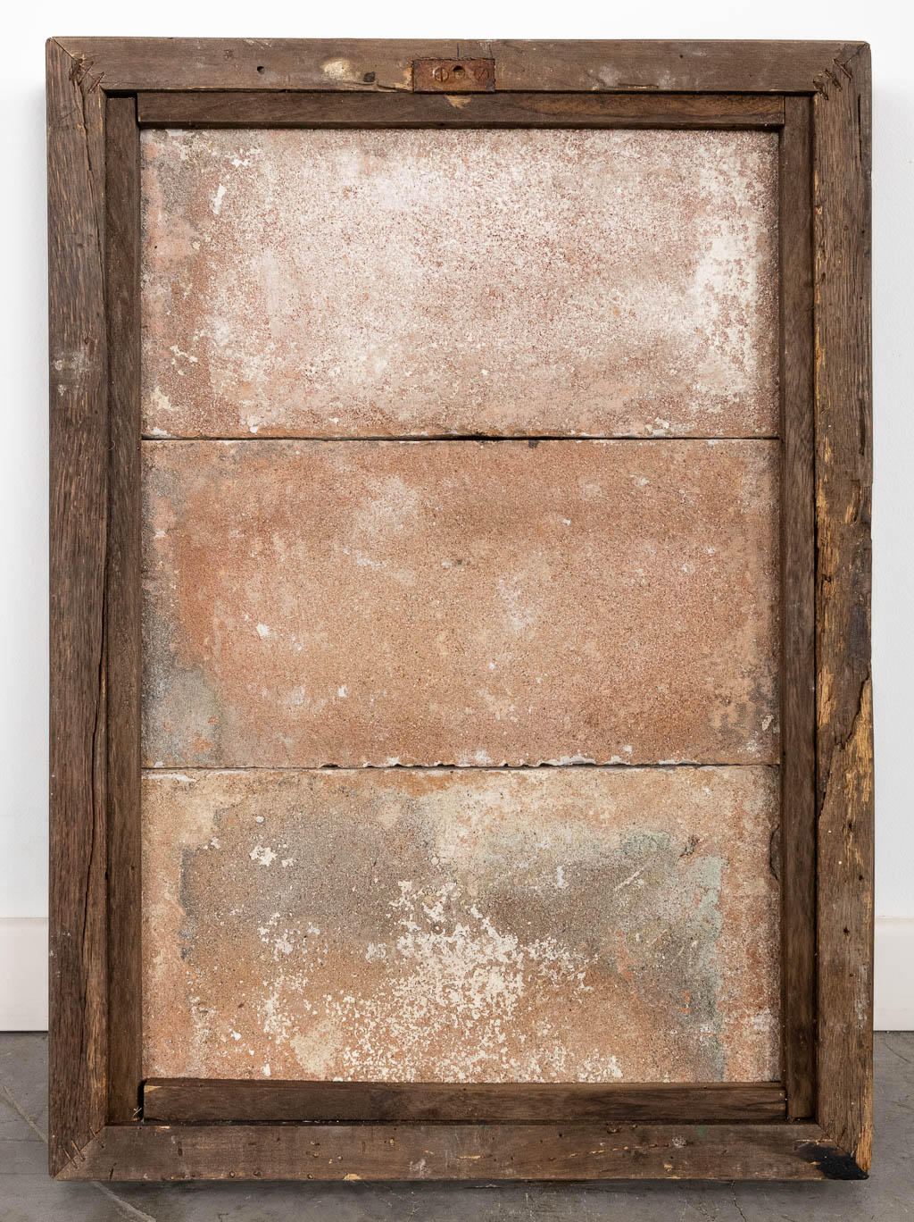 Een geglazuurde terracotta plaquette van Heilige Fraciscus van Assisi met een kruis. 18de/19de eeuw. (W:40 x H:56 cm)
