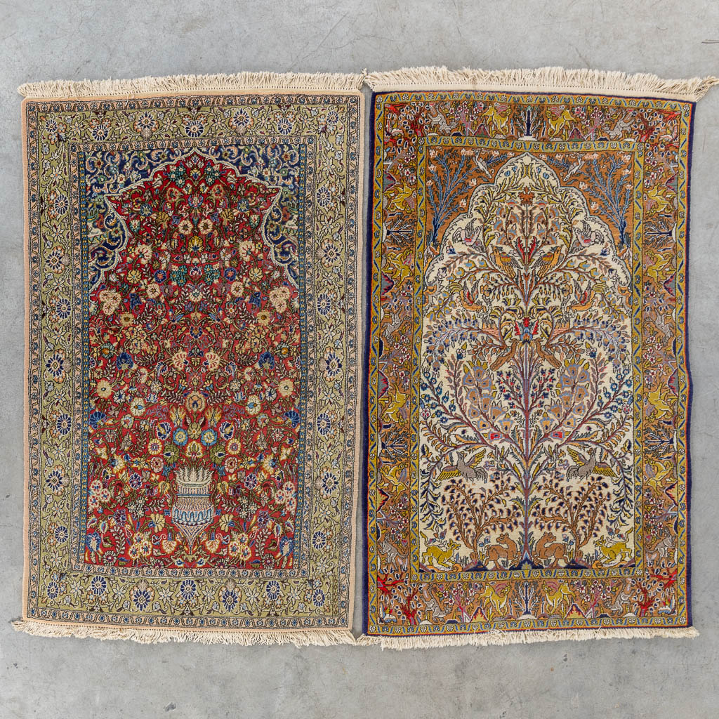 Lot 211 Twee Oosterse, handgeknoopte tapijten of bidtapijten. (L:175 x W:105 cm)