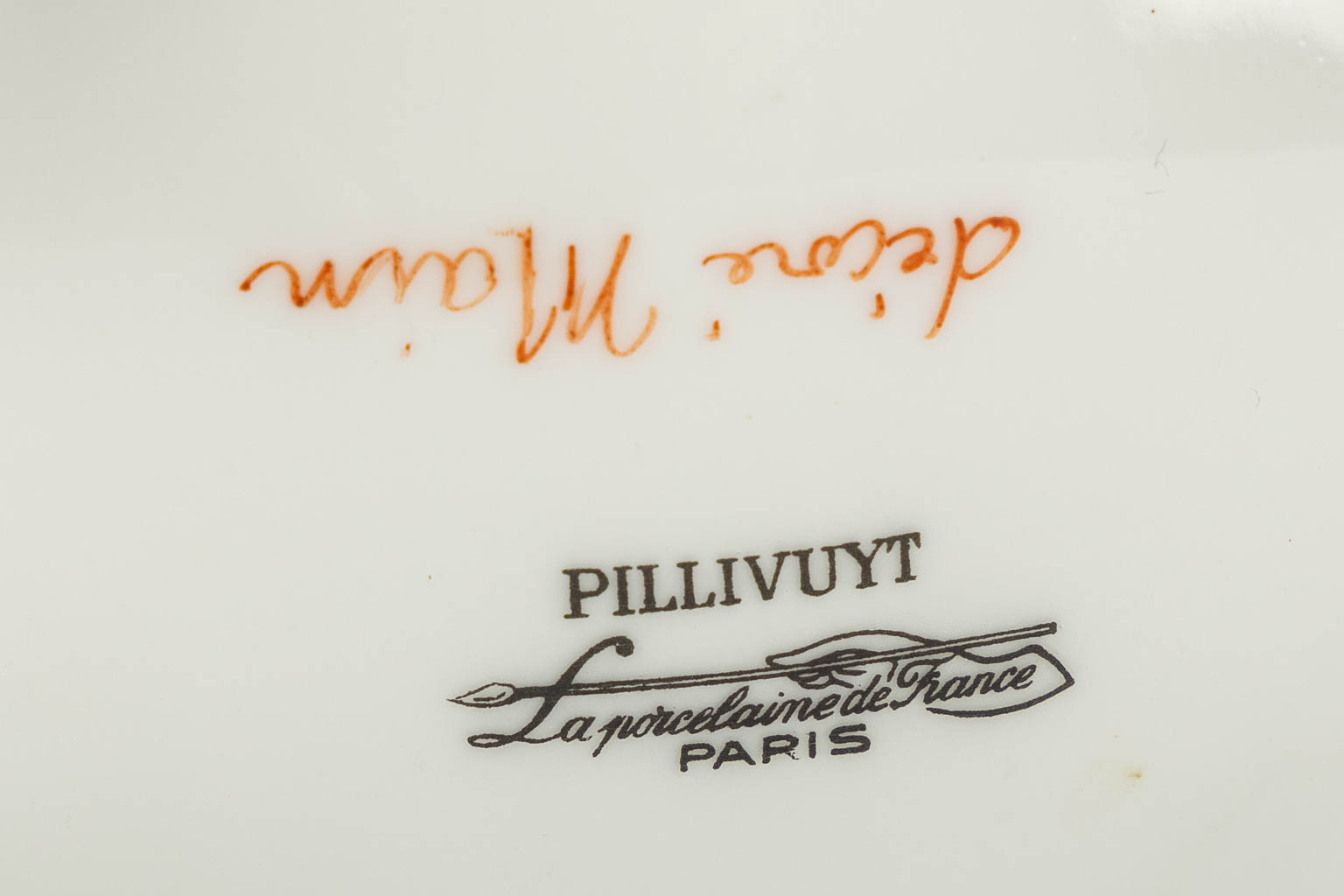 Pillivuyt, Paris Een terrine op schaal, bijgevoegd een ovale schaal. (L:23 x W:36 x H:20 cm)