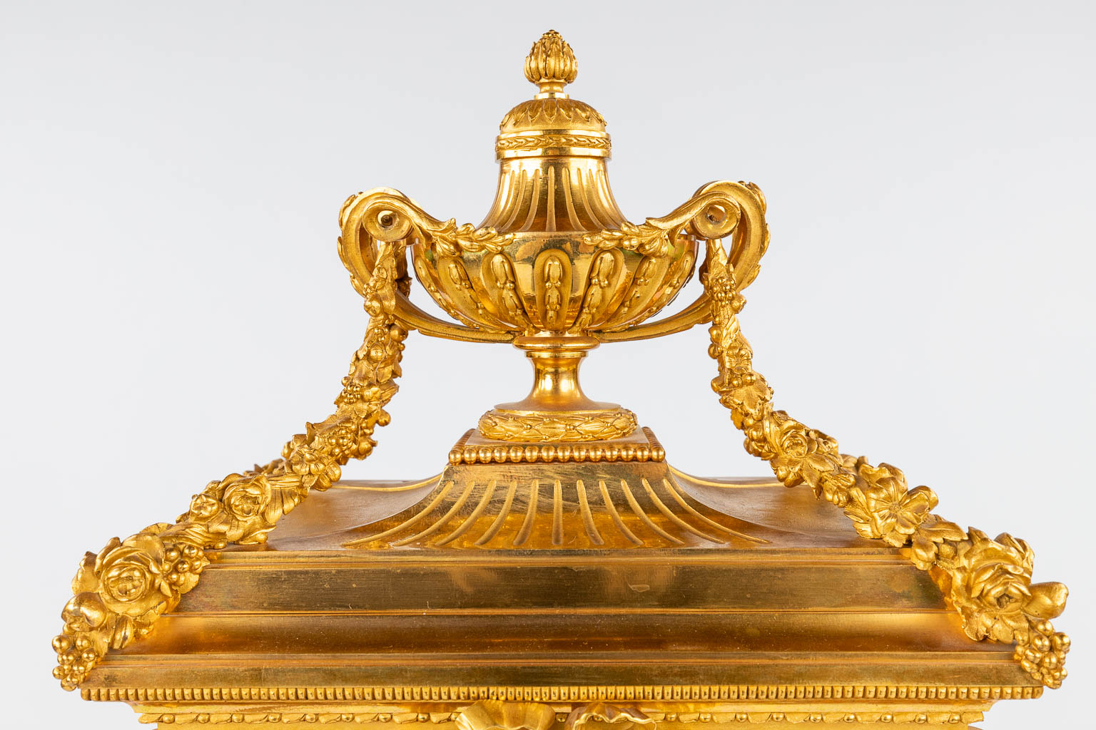 Een imposante driedelige schouwgarnituur, klok met kandelaars, verguld brons in Lodewijk XVI stijl. Maison Marquis, Paris. (H: 9