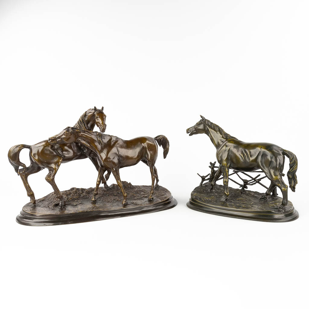 Pierre-Jules MÈNE (1810-1879)(naar) 'Paarden' een collectie van twee jonge bronzen beelden. (L: 20 x W: 50 x H: 32 cm)