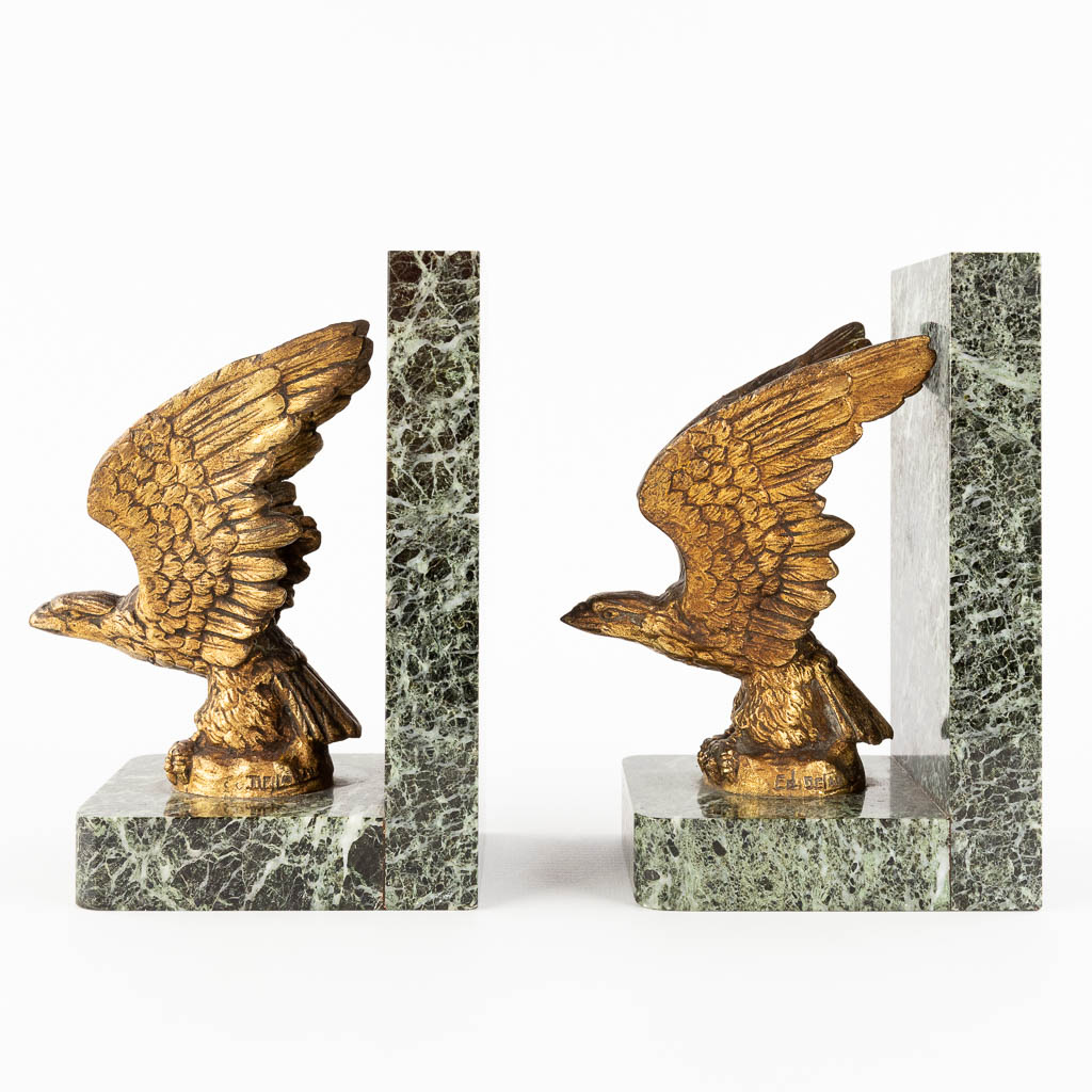Een paar boekensteunen, brons en marmer, getekend De Laune. Circa 1900. (D:13,5 x W:8,5 x H:18 cm)