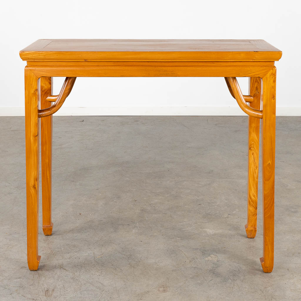 Een Oosters/Chinees geïnspireerde consoletafel, hout. (D:38 x W:94 x H:84 cm)