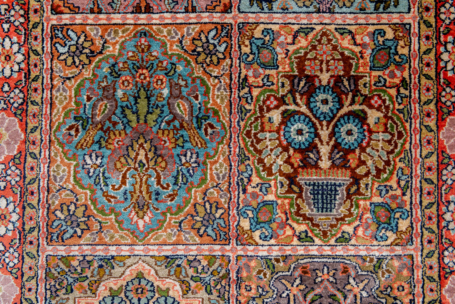 Een Oosters, handgeknoopt tapijt gemaakt in Kashmir. (122 x 77 cm)