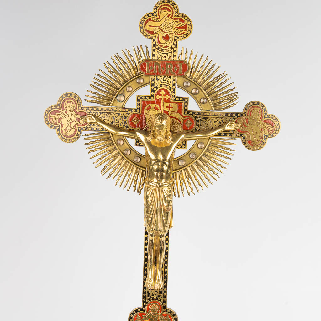 Een kruisbeeld gemaakt uit brons met email en glazen parels. (H:83cm)