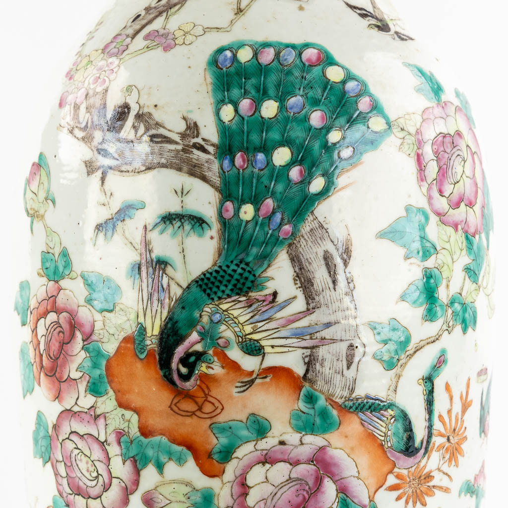 Een Chinese vaas, Famille Rose met decor van Fauna en Flora. (H:60 x D:25 cm)