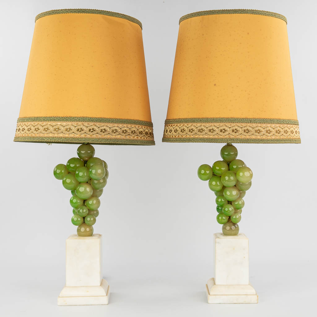 Een paar mid-century lampen gemaakt uit albast 'Druiven', gemaakt in Italië. (H:46cm)