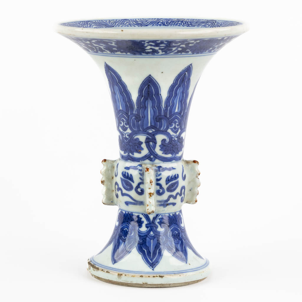 Lot 010 A Chinese Beaker vase, blue-white, Kangxi or Yongzheng period. (H:20 x D:15,5 cm)