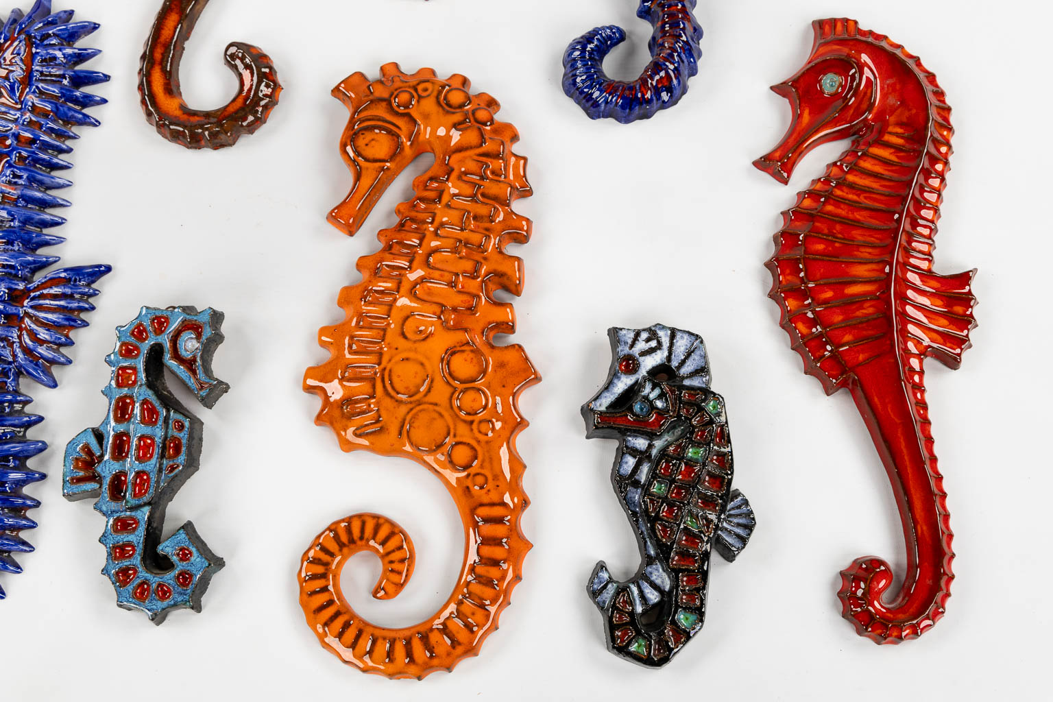 Een decoratieve collectie van keramische zeepaardjes, circa 1960-1980. (H:52 cm)