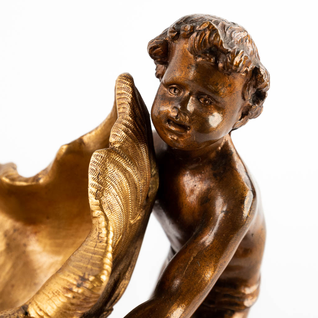 Two Putti with a sea shell, Vide Poche, Louis XV style, bronze mounted on marble. 19th C. (D:13 x W:29 x H:20 cm)
