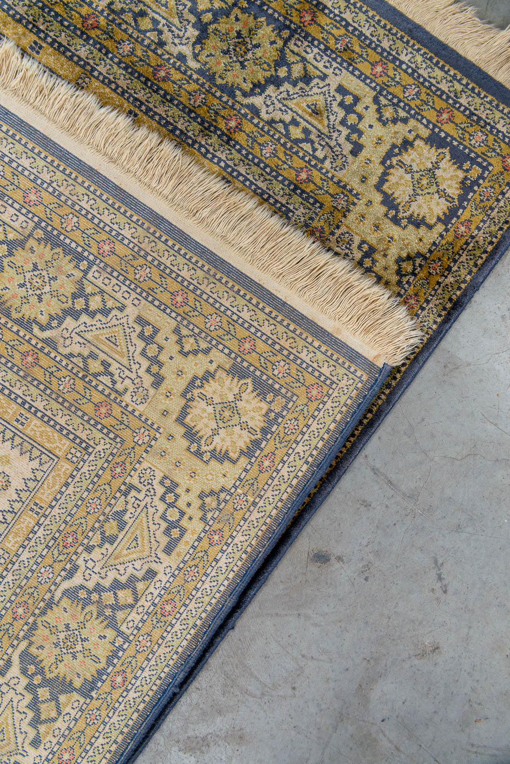 A carpet made of silk, machine made. (170 x 102 cm)