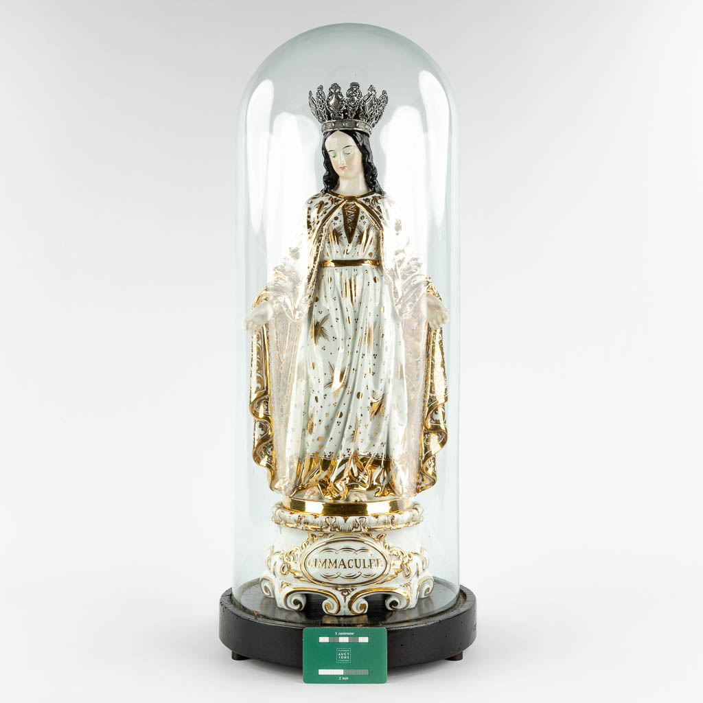 a large figurine of Madonna standing under a glass dome. Vieux Bruxelles porcelain. 19th C. (W:23 x H:58 cm)
