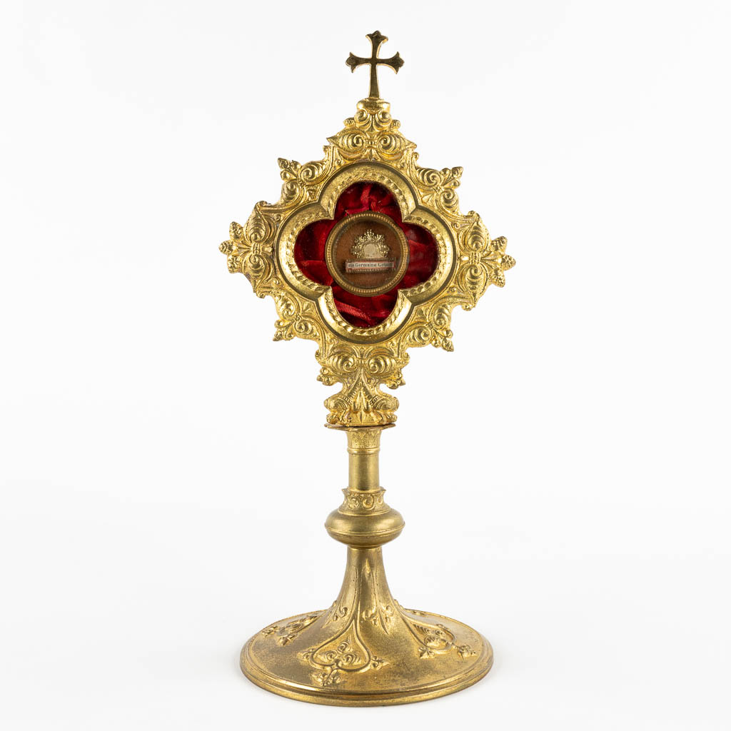 A reliquary monstrance with a sealed theca 'Saint Germaine Cousin' (H:28,5 x D:11,5 cm)