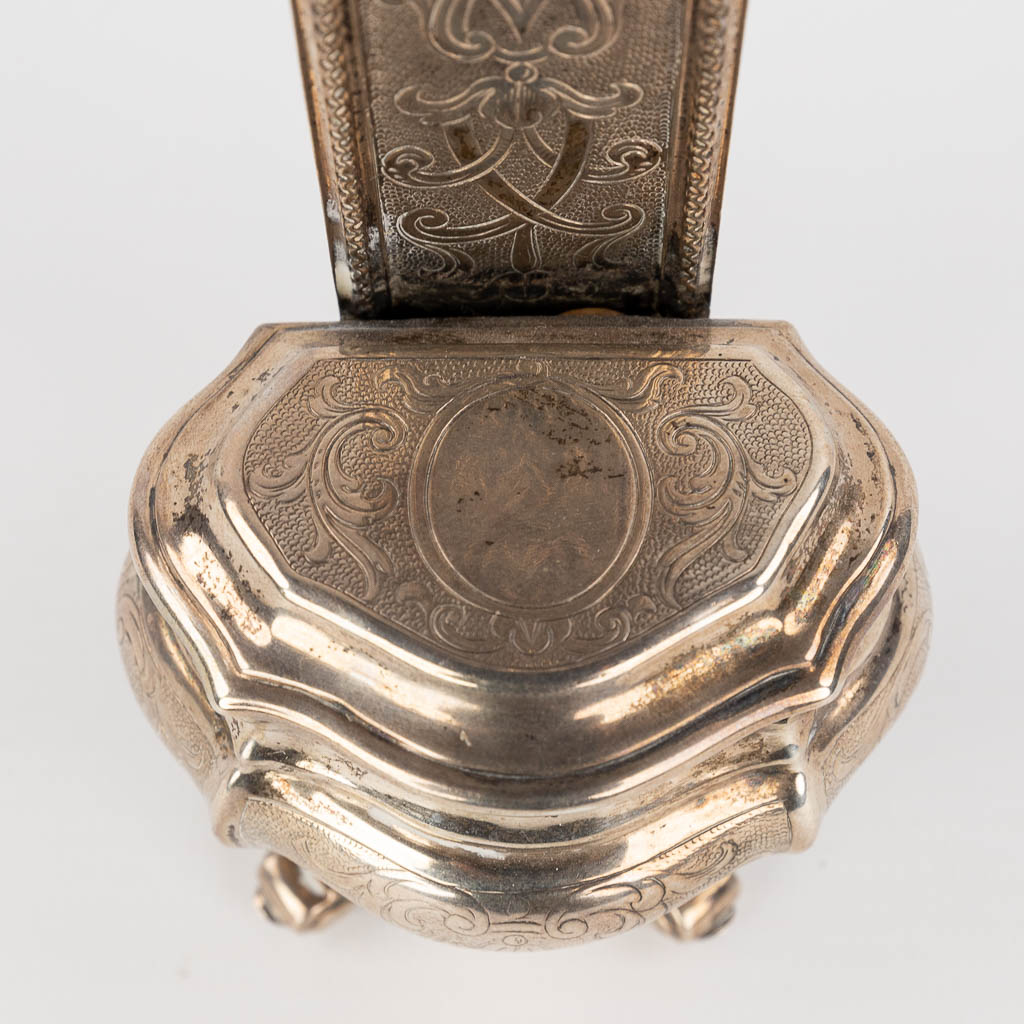 Een zilveren wijwatervat, Vlaanderen, 18de eeuw. 209g. 