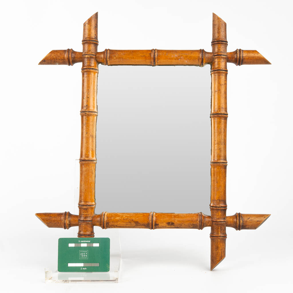 Een spiegel gemaakt uit bamboe en glas. (H:44cm)