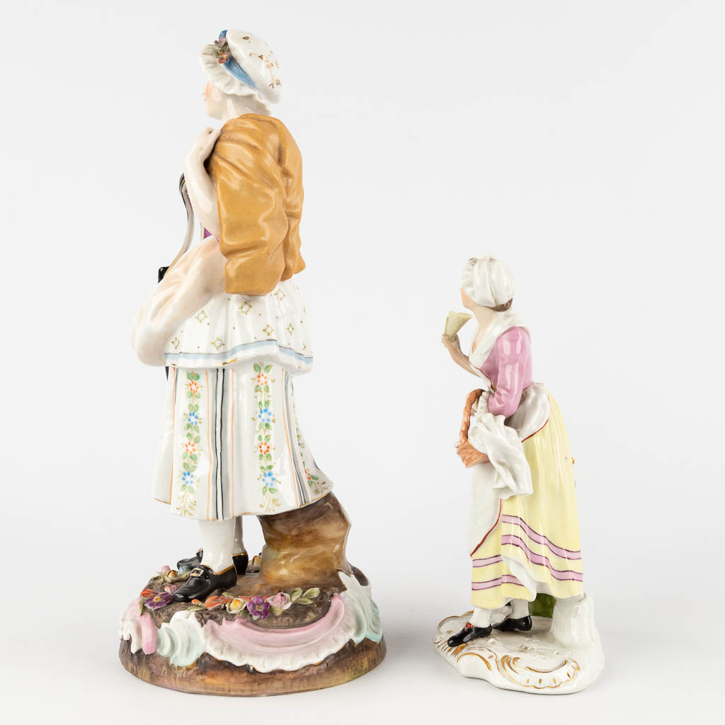 Milaan en Ludwigsburg, een collectie van 2 figuren, polychroom porselein. 19de eeuw. (D:11 x W:12 x H:27 cm)