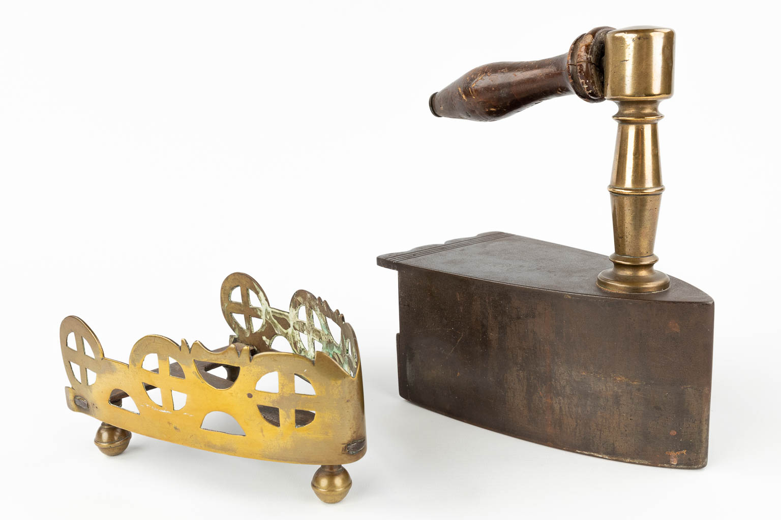 Een stel antieke strijkijzers, gemaakt uit messing en gietijzer. 19de eeuw. (W: 38 x H: 32 cm)