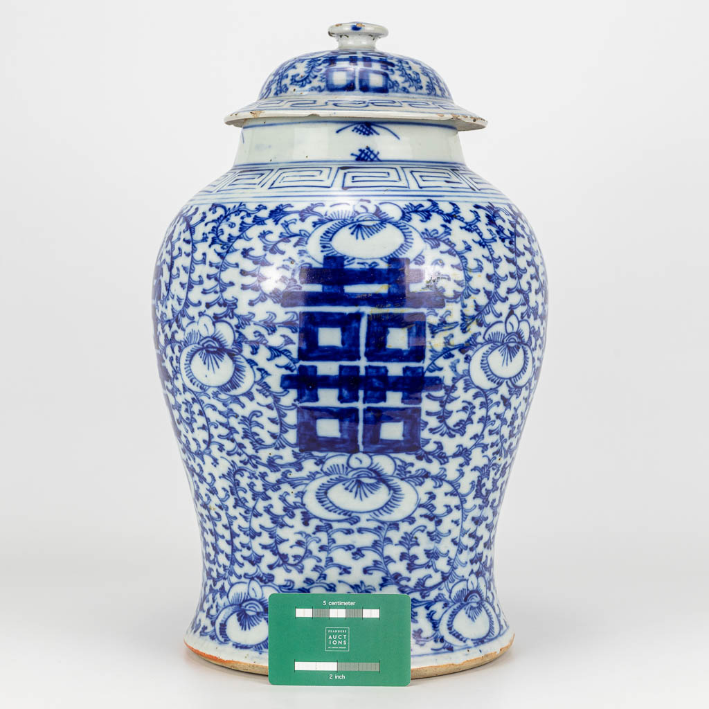 Een dekselvaas gemaakt uit Chinees porselein en versierd met blauw-wit decor Dubbel Xi, symbolen van geluk (H:41cm)