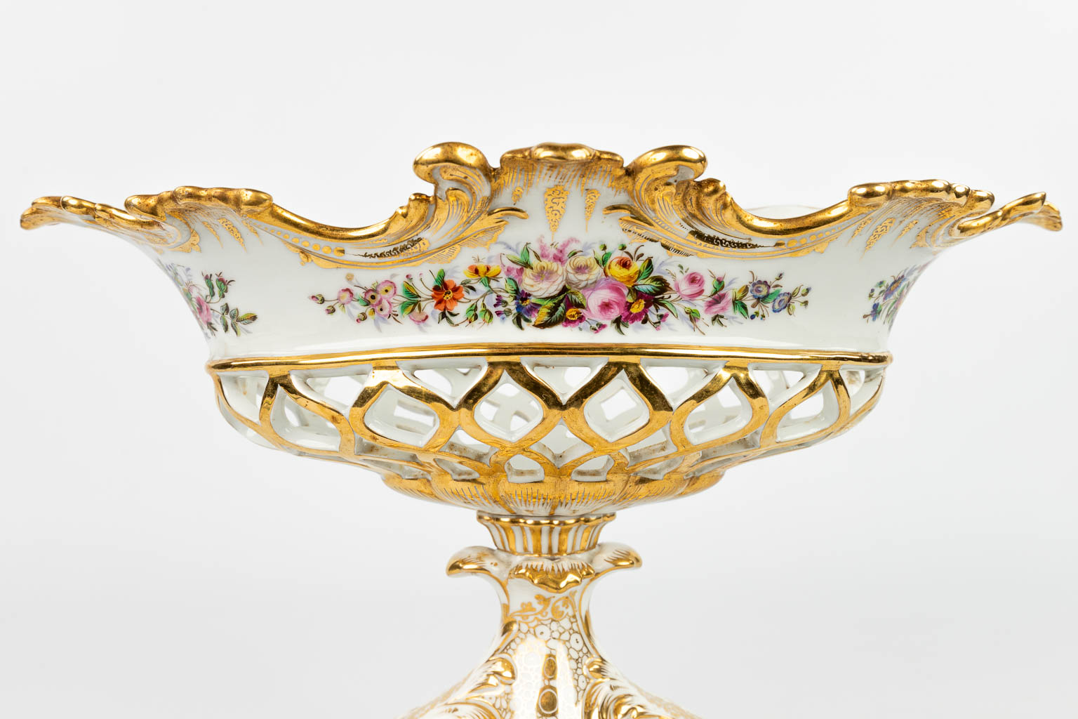 A table centrepiece made of Brussels Porcelain in Louis Philippe style, with hand-painted decor. (H:29,5cm)