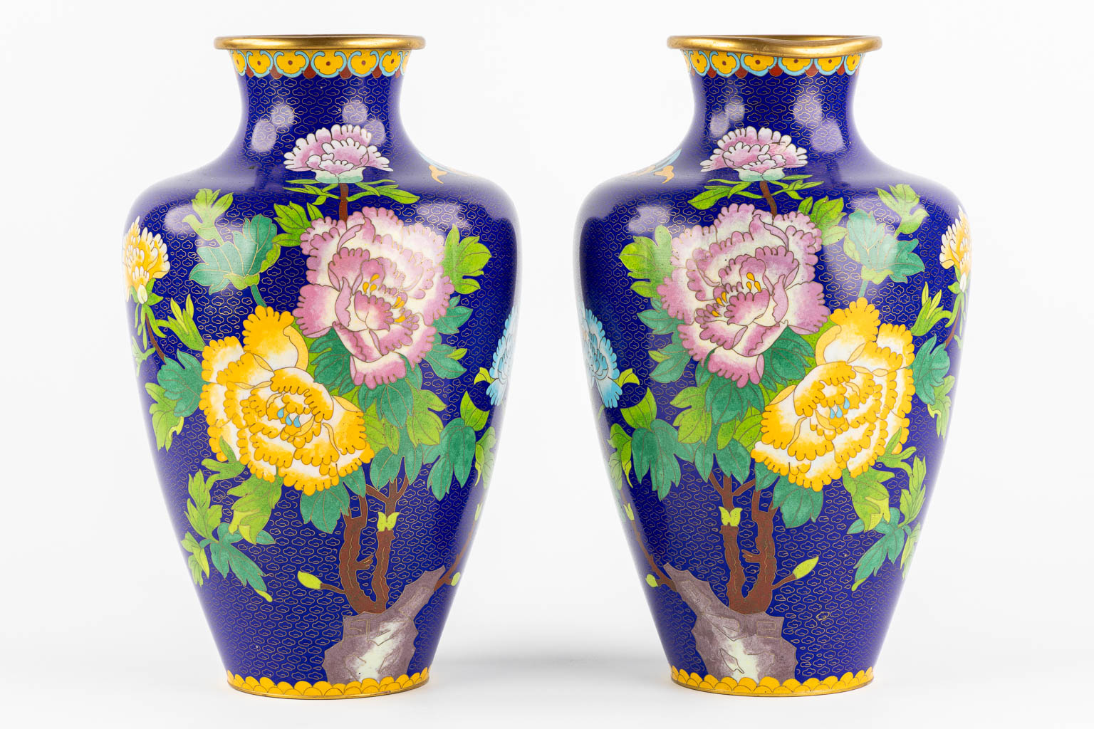 Four pairs of Cloisonné enamel vases, added 1 vase and two small pieces. (H:38 x D:23 cm)