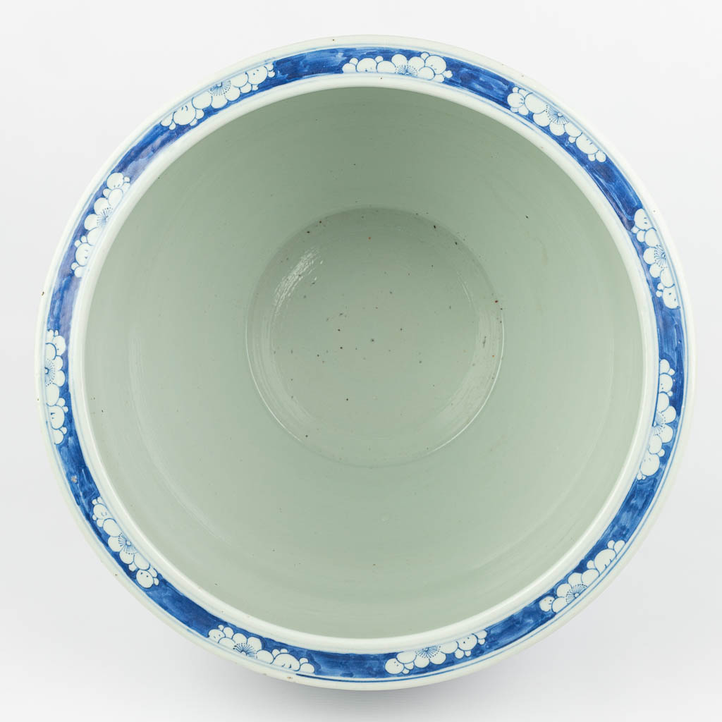 Een grote Chinese cache pot met blauw-wit bloemendecor (H:40cm)