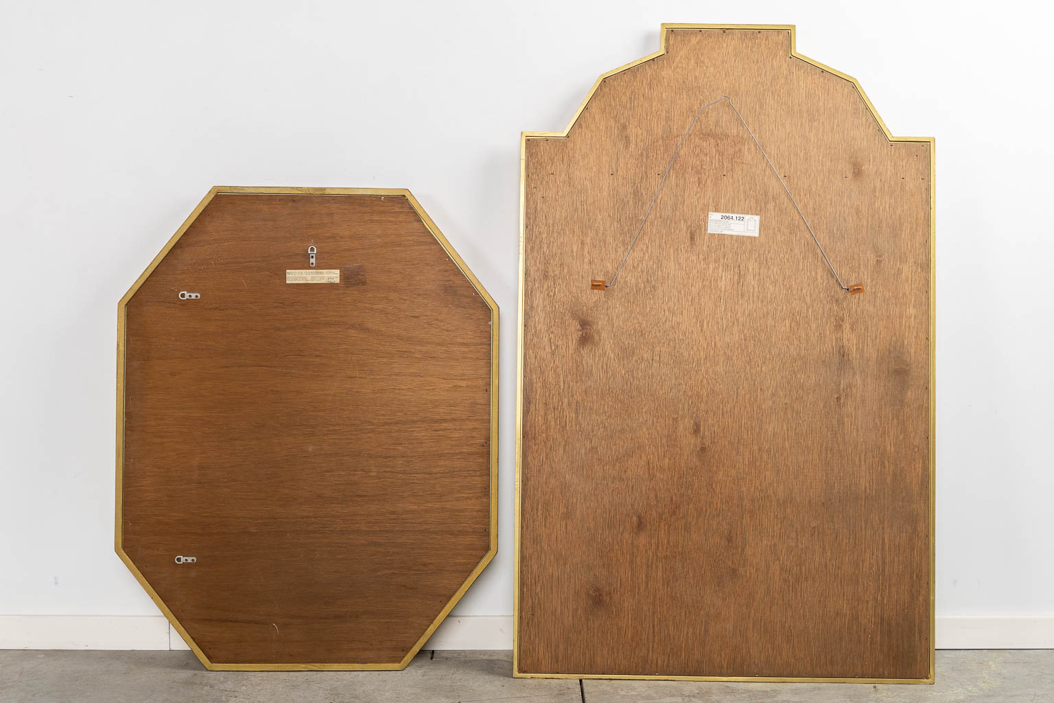 Deknudt, twee spiegels. Verguld hout. (W:79 x H:125 cm)