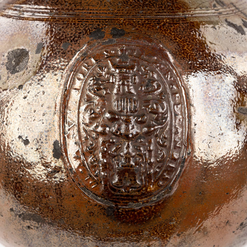 Een antieke Baardmankruik, grès steengoed, gedecoreerd met 3 cartouches. 17de eeuw. (H: 50 x D: 33 cm)
