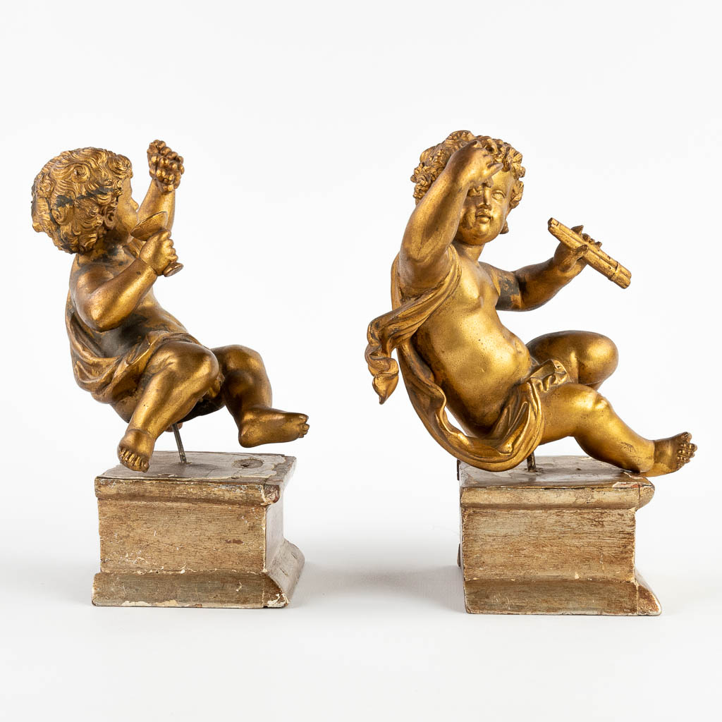A pair of angels, gilt spelter and mounted on a wood base. 19th C. (W:12 x H:18 cm)