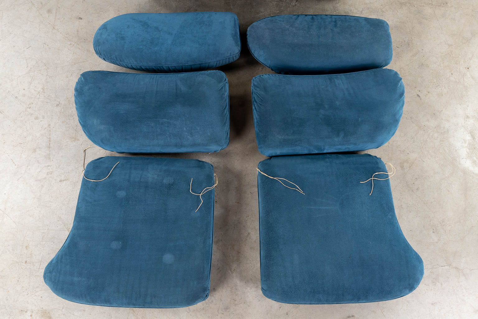 Een driedelige salon, blauwe suede, in de stijl van Michel Cadestin. (D:90 x W:160 x H:117 cm)