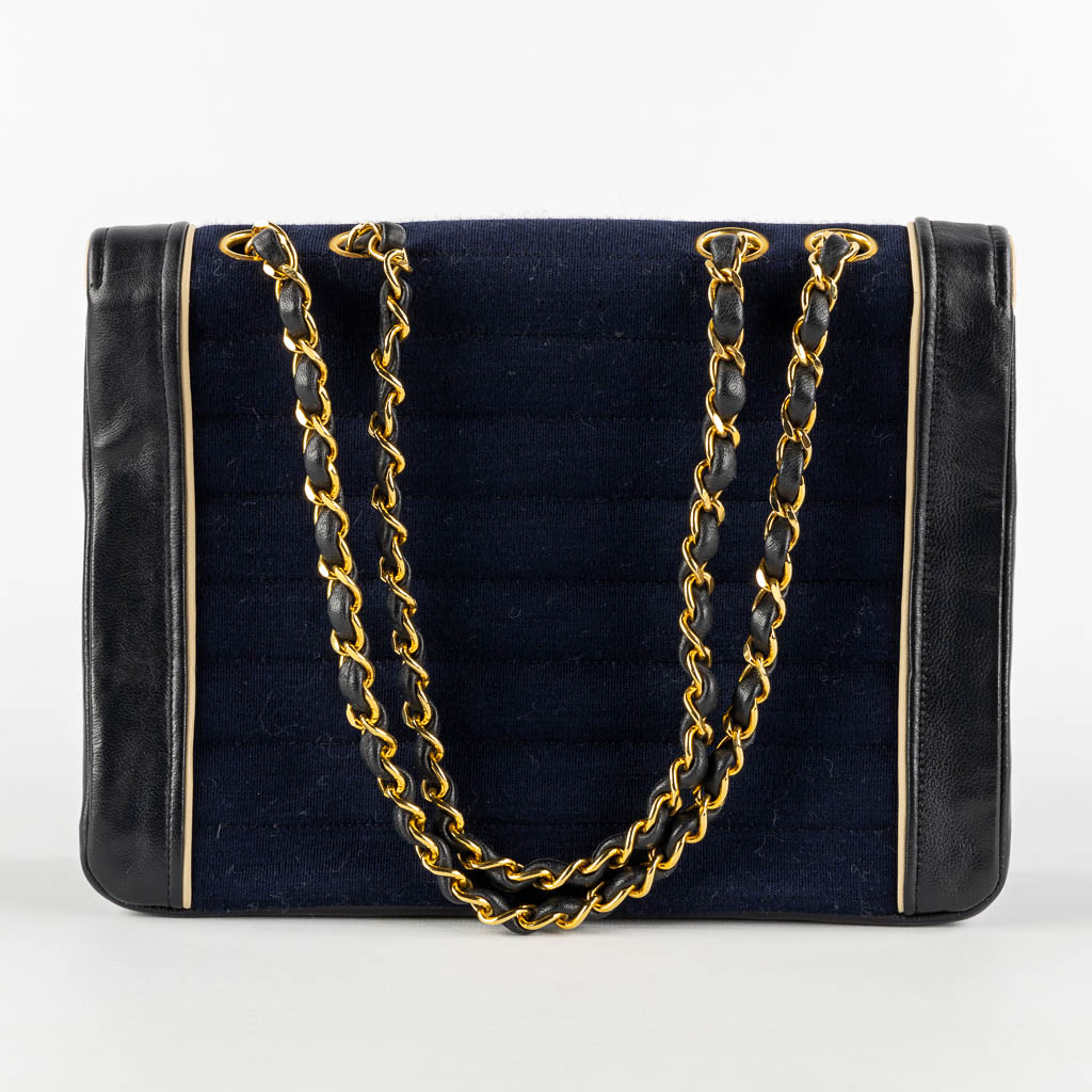 Chanel Classique, een dameshandtas, leder en stof. (W:24,5 x H:19 cm)