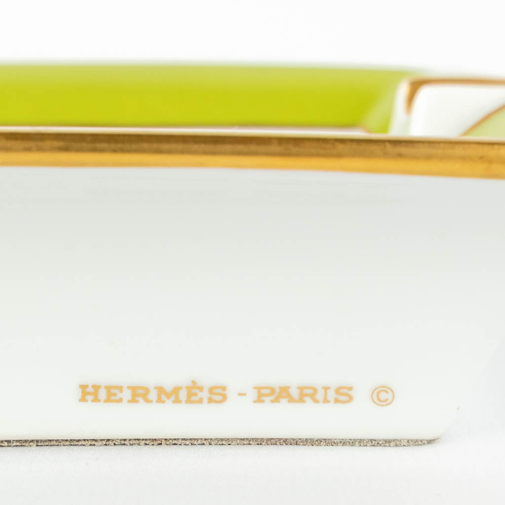 Hermès, een asbak gemaakt uit porselein met decor 