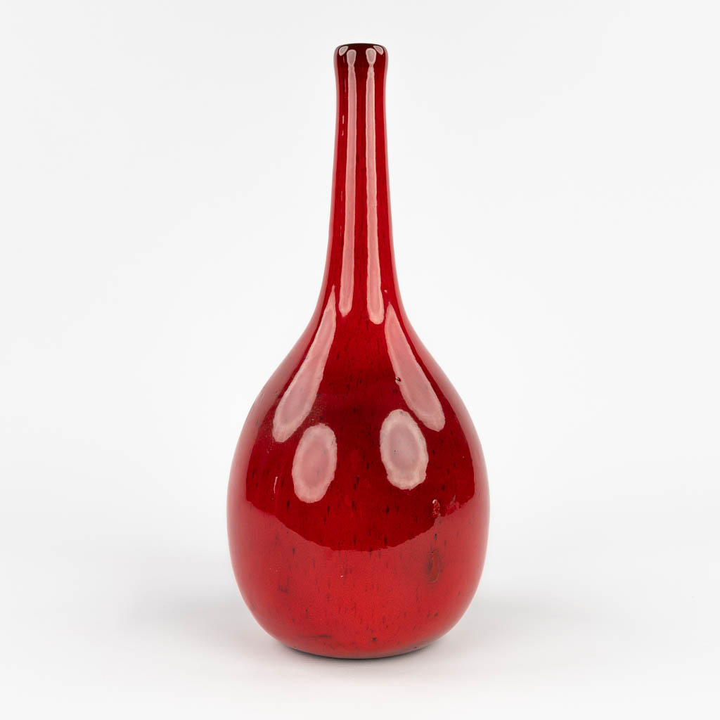 Elisabeth VANDEWEGHE (XX-XXI) 'Red Vase' made of glazed ceramics for Perignem. (H:39 cm)