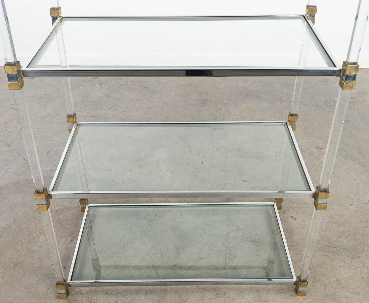 Naar Charles HOLLIS JONES (1945) een mid-century etagère gemaakt uit acryl, glas en messing. (H:160cm)