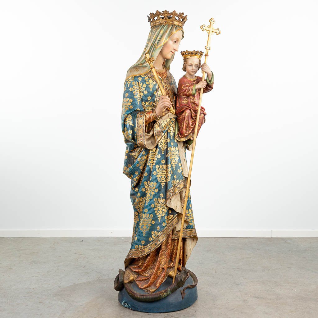 Een levensgroot beeld van Madonna met kind die het serpent vertrappelt, gemaakt uit gepolychromeerde terracotta. (H:168cm)