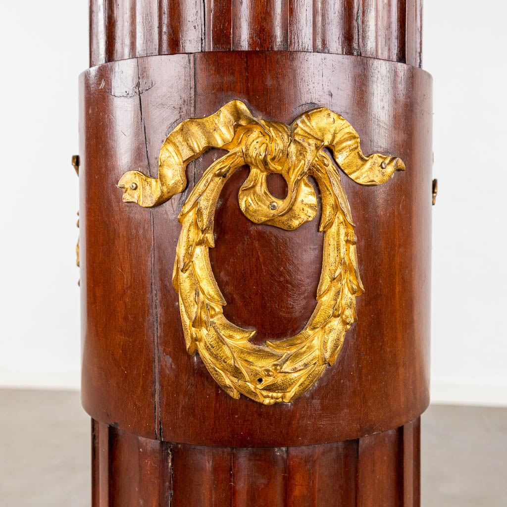 Een staander, mahonie gemonteerd met brons in Lodewijk XVI stijl. Circa 1900. (D:31 x W:31 x H:103 cm)