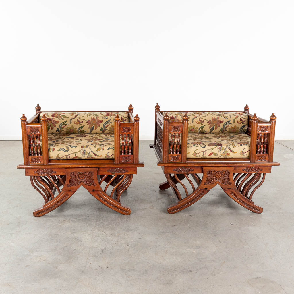Een paar Oosterse stoelen, 20ste eeuw. (D:63 x W:89 x H:75 cm)
