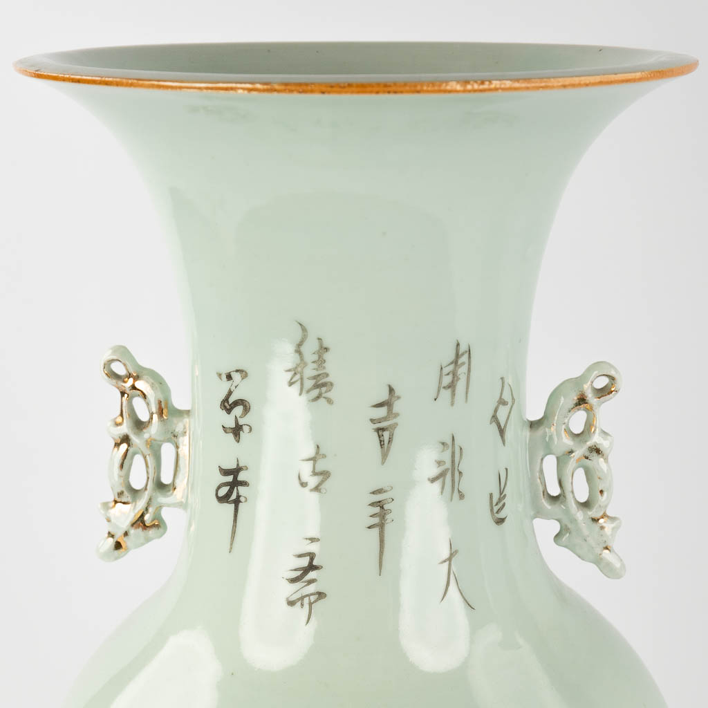 Een paar Chinese vazen met decor van oudheden en bonsai. 19de/20ste eeuw. (H: 58 x D: 24 cm)